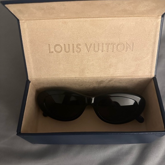 AUTHENTIC LOUIS VUITTON cat-eye SUNGLASSES - Picture 5 of 7